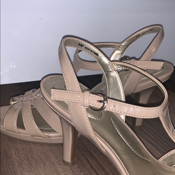 Bandolino heels 9 1/2 women - Picture 6 of 6